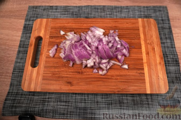 Стручковая фасоль с домашней колбасой в томатном соусе