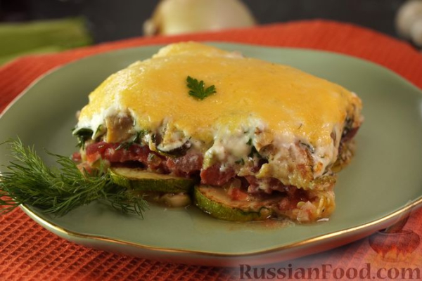Запеканка из кабачков, с помидорами, беконом и сыром