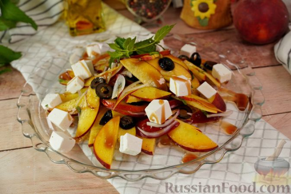 Греческий салат из персиков, феты и маслин