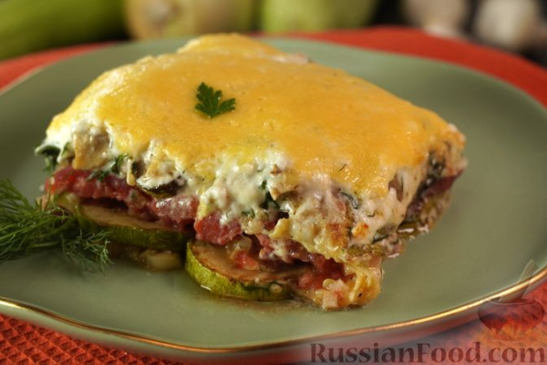 Запеканка из кабачков, с помидорами, беконом и сыром