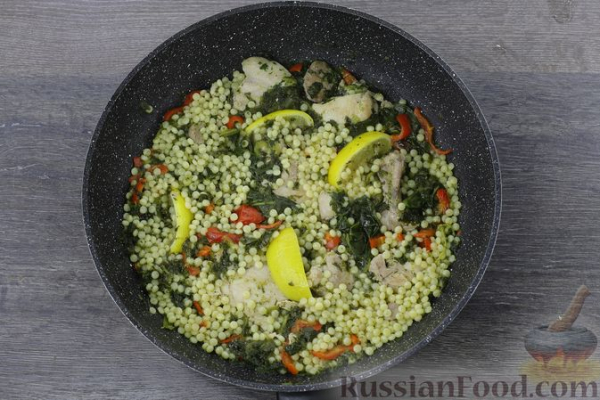 Птитим с курицей и шпинатом
