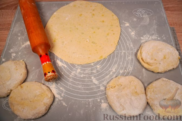 Локше (картофельные лепёшки со сладкой маковой начинкой)
