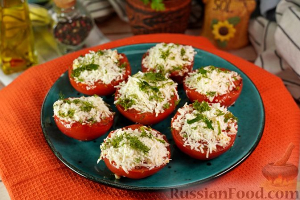 Жареные помидоры с брынзой и чесноком