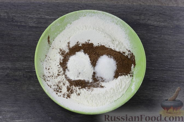Шоколадный пирог с малиной