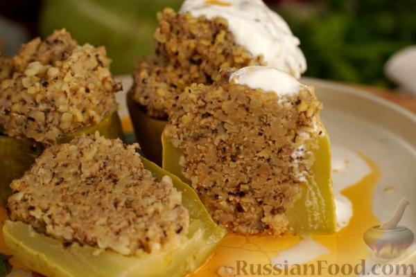 Фаршированные кабачки с йогуртовым соусом