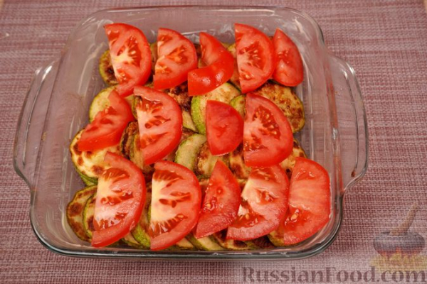 Кабачки с помидорами, запечённые в сметане