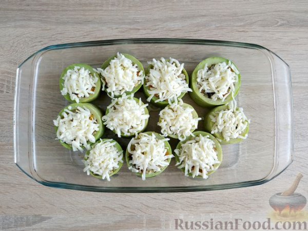 Кабачки, фаршированные булгуром, шампиньонами и морковью (в духовке)