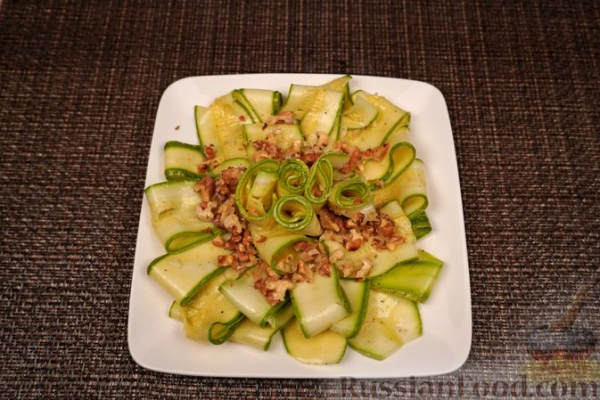 Салат из свежих кабачков, феты и орехов