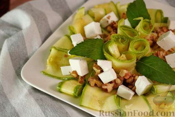 Салат из свежих кабачков, феты и орехов