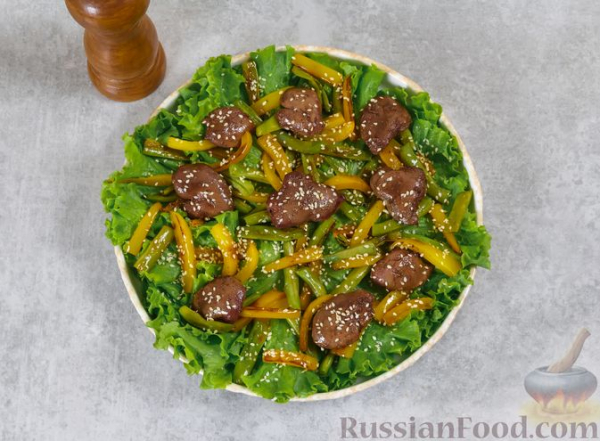 Тёплый салат с куриной печенью, болгарским перцем и стручковой фасолью