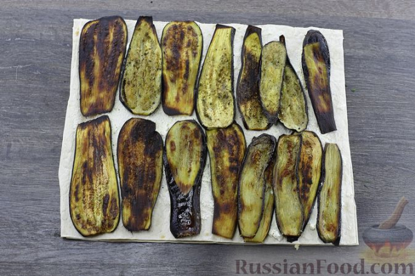 Рулет из лаваша с баклажанами, творогом, яйцами и сыром