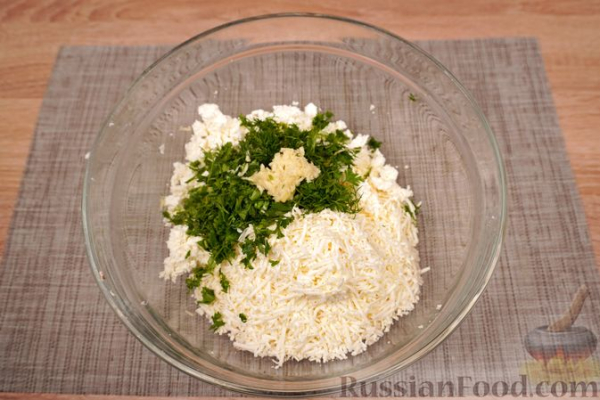 Кабачки, фаршированные творогом, брынзой и сладким перцем