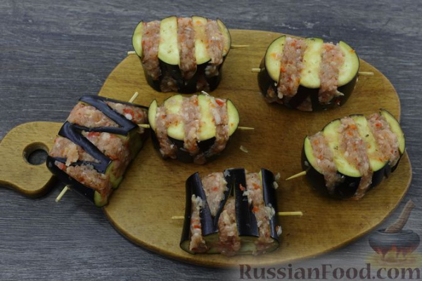 Баклажаны-гармошки с фаршем, тушенные в томатном соусе