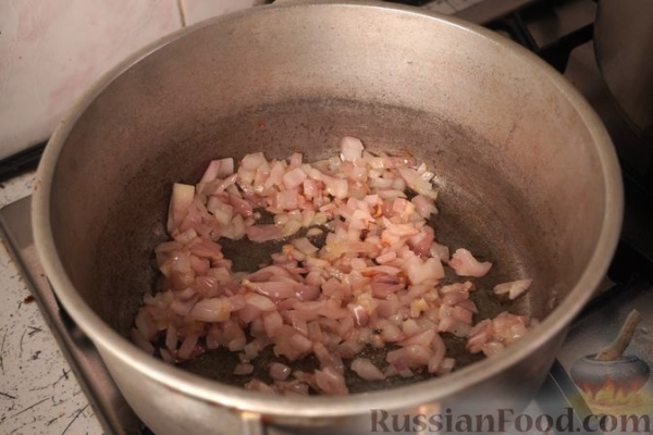 Стручковая фасоль с домашней колбасой в томатном соусе
