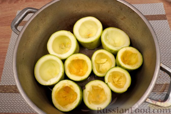 Фаршированные кабачки с йогуртовым соусом