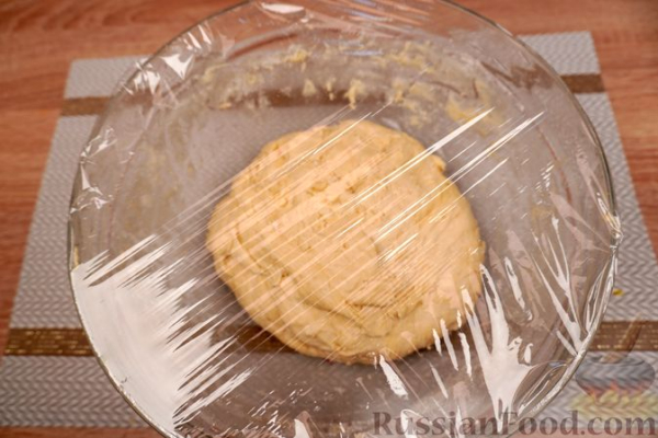Солёные булочки с начинкой из обжаренной муки и пряностей