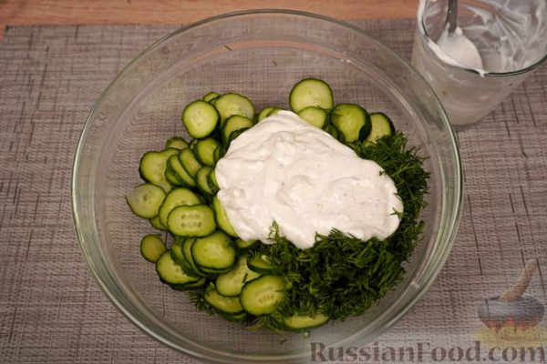 Салат из огурцов с укропом и брынзой