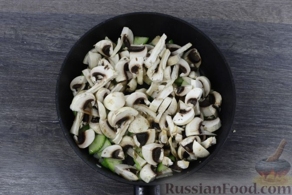 Лапша с грибами и кабачками в сливочном соусе