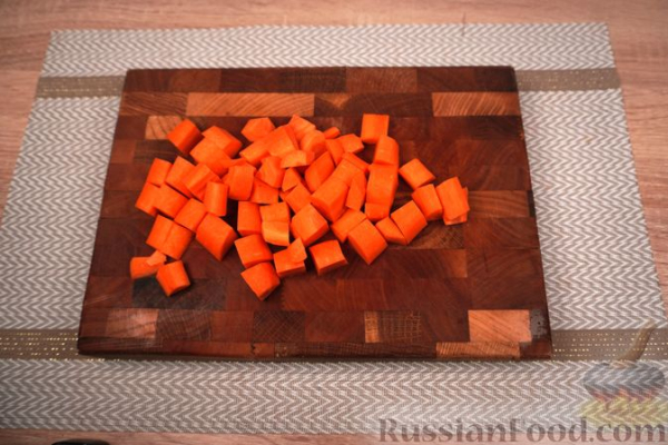 Варёная свиная рулька с овощами
