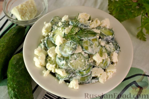 Салат из огурцов с укропом и брынзой