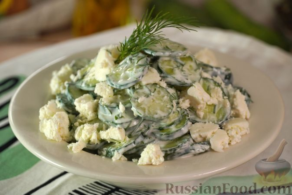Салат из огурцов с укропом и брынзой