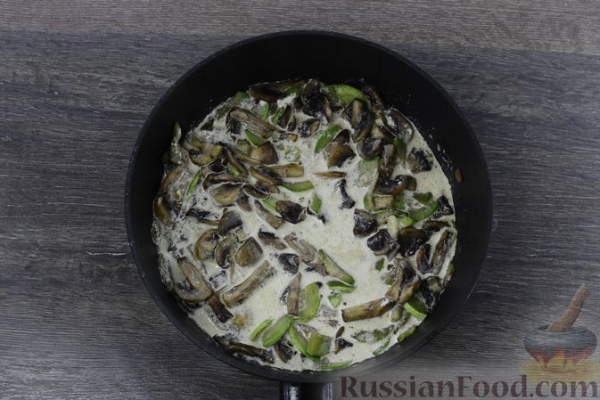 Лапша с грибами и кабачками в сливочном соусе