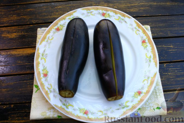 Баклажаны с куриным фаршем, помидорами и сыром (в микроволновке)