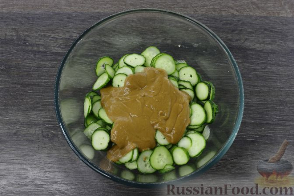 Острая закуска из огурцов с арахисовой пастой