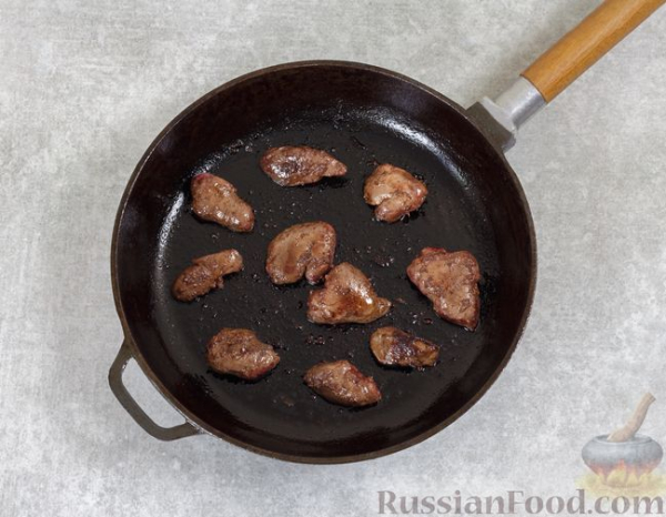 Тёплый салат с куриной печенью, болгарским перцем и стручковой фасолью