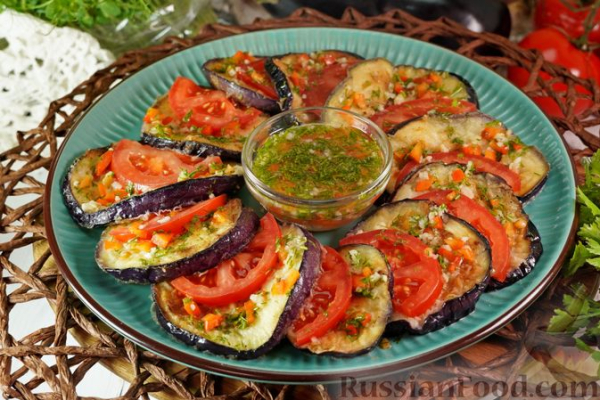 Жареные баклажаны с помидорами и соусом "Муждей"