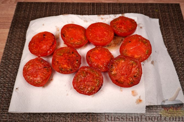 Жареные помидоры с брынзой и чесноком