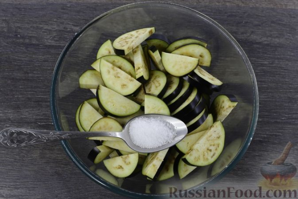 Острая закуска из жареных баклажанов с помидорами
