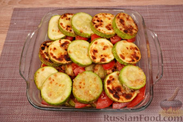 Кабачки с помидорами, запечённые в сметане