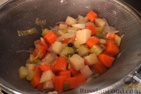 Варёная свиная рулька с овощами