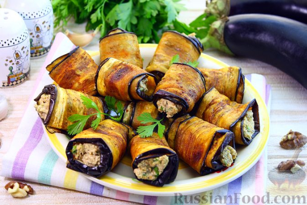 Рулетики из баклажанов по-грузински, с орехами, жареным луком и чесноком