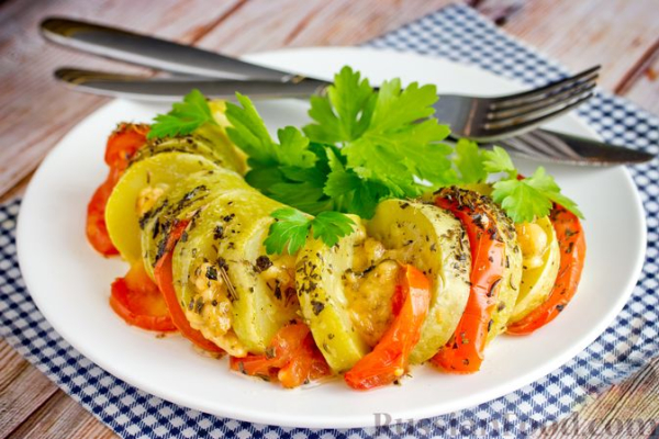 "Гармошки" из кабачков с помидорами и сыром, в духовке