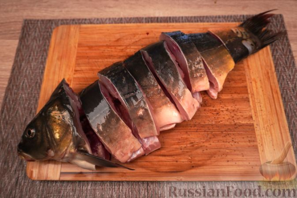 Карп, варёный в винном бульоне, с миндальным соусом