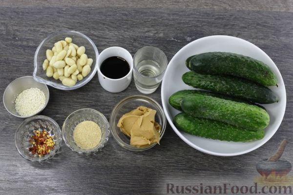 Острая закуска из огурцов с арахисовой пастой