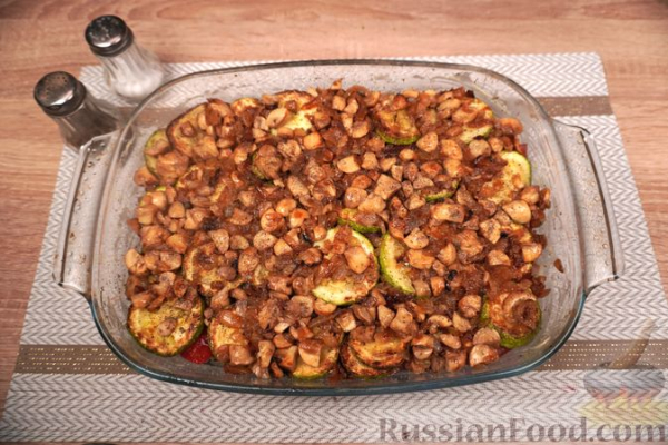 Запеканка из кабачков, с помидорами, беконом и сыром