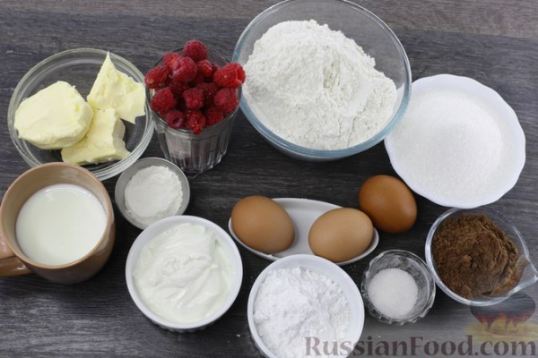 Шоколадный пирог с малиной