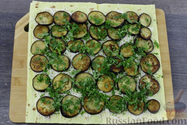 Рулетики из лаваша с баклажанами, помидорами и сыром