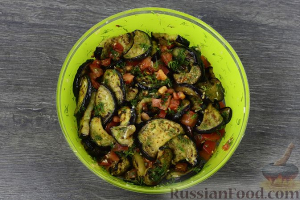 Острая закуска из жареных баклажанов с помидорами