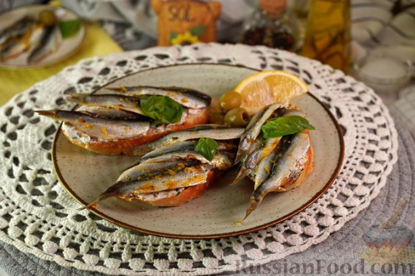 Брускетты с анчоусами в цитрусовом маринаде, фетой и оливками