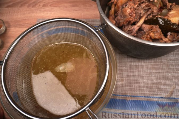 Карп, варёный в винном бульоне, с миндальным соусом