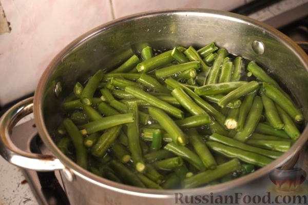 Стручковая фасоль с домашней колбасой в томатном соусе