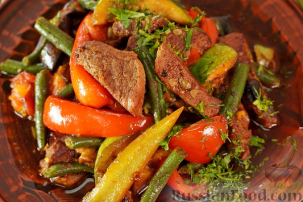 Говядина, тушенная с овощами и стручковой фасолью