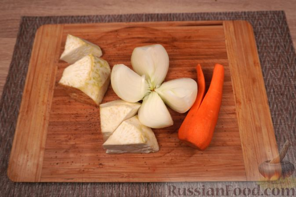 Карп, варёный в винном бульоне, с миндальным соусом