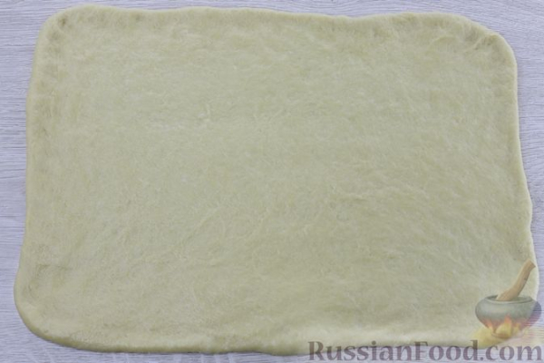 Сдобный рулет с орехово-медовой начинкой