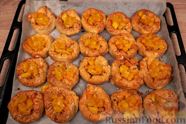 Сарагли с заварным кремом и персиками