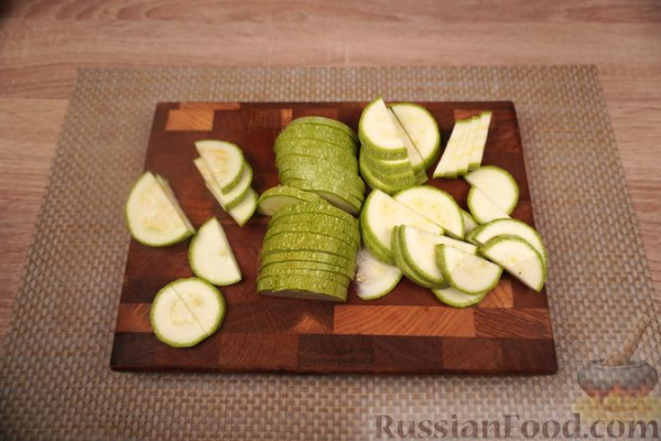 Хек, запечённый с кабачками и сливочным соусом
